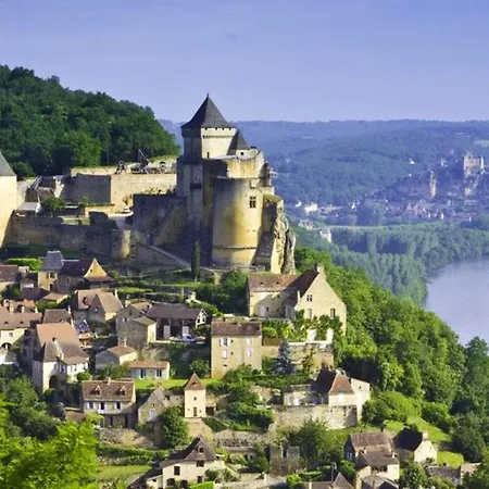 A Avec Terrasse Сарла-ла-Канеда