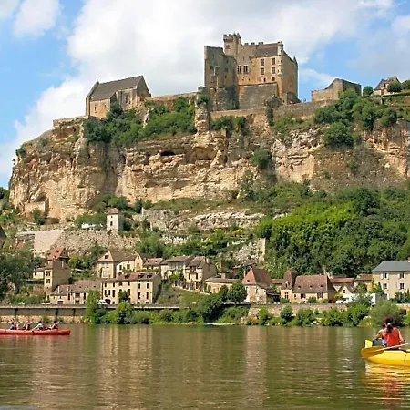 A Avec Terrasse Сарла-ла-Канеда